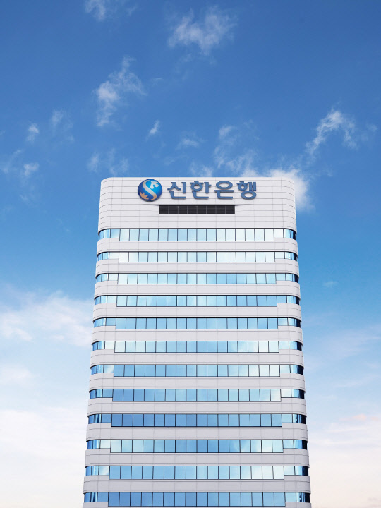 신한은행이 한국은행 빅 스텝을 반영해 수신상품 금리를 인상한다고 밝혔다. 신한은행 제공